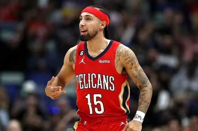 致敬！库里今天穿着罗伊的Air Max Rise球鞋入场（向罗伊致敬，库里今日脚踩Air Max Rise亮相）