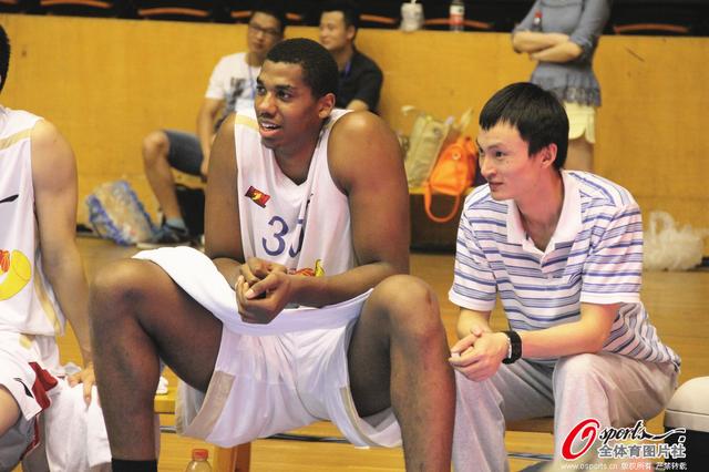 世体：卡萨多中场扫荡能力出色，他可解放德容的组织能力（世体：卡萨多中场拦截能力出众，可让德容更专注组织）