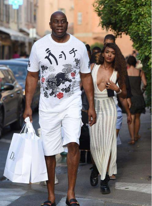 攻防一体！霍姆格伦半场11中8高效砍16分5板1助1帽 得分全队最高（攻守兼备！霍姆格伦半场11投8中砍下16分5板1助1帽 领跑全队得分）